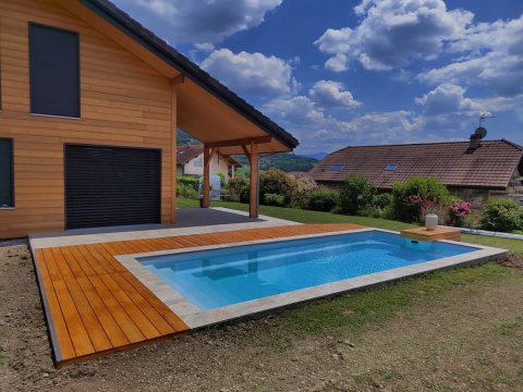 Création d'une terrasse sur mesure en grès cérame et bois de mélèze.