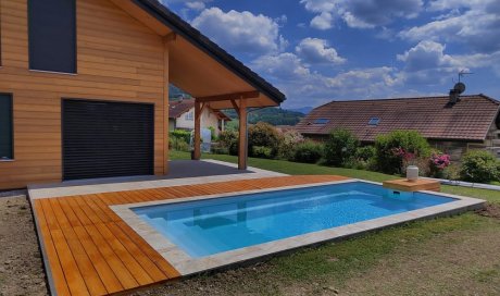 Création d'une terrasse sur mesure en grès cérame et bois de mélèze.