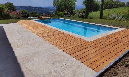 Création d'une terrasse sur mesure en grès cérame et bois de mélèze.