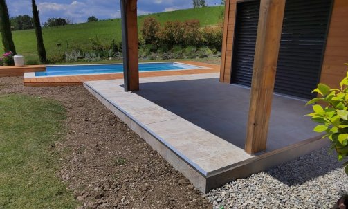 Création d'une terrasse sur mesure en grès cérame et bois de mélèze.