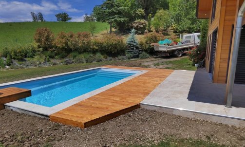 Création d'une terrasse sur mesure en grès cérame et bois de mélèze.