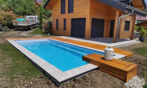 Création d'une terrasse sur mesure en grès cérame et bois de mélèze.