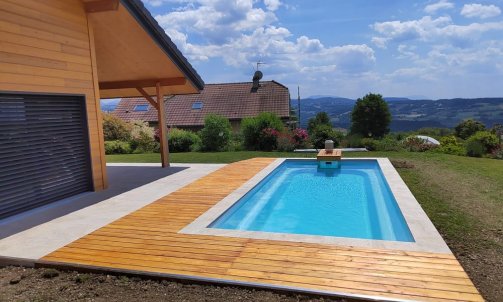 Création d'une terrasse sur mesure en grès cérame et bois de mélèze.